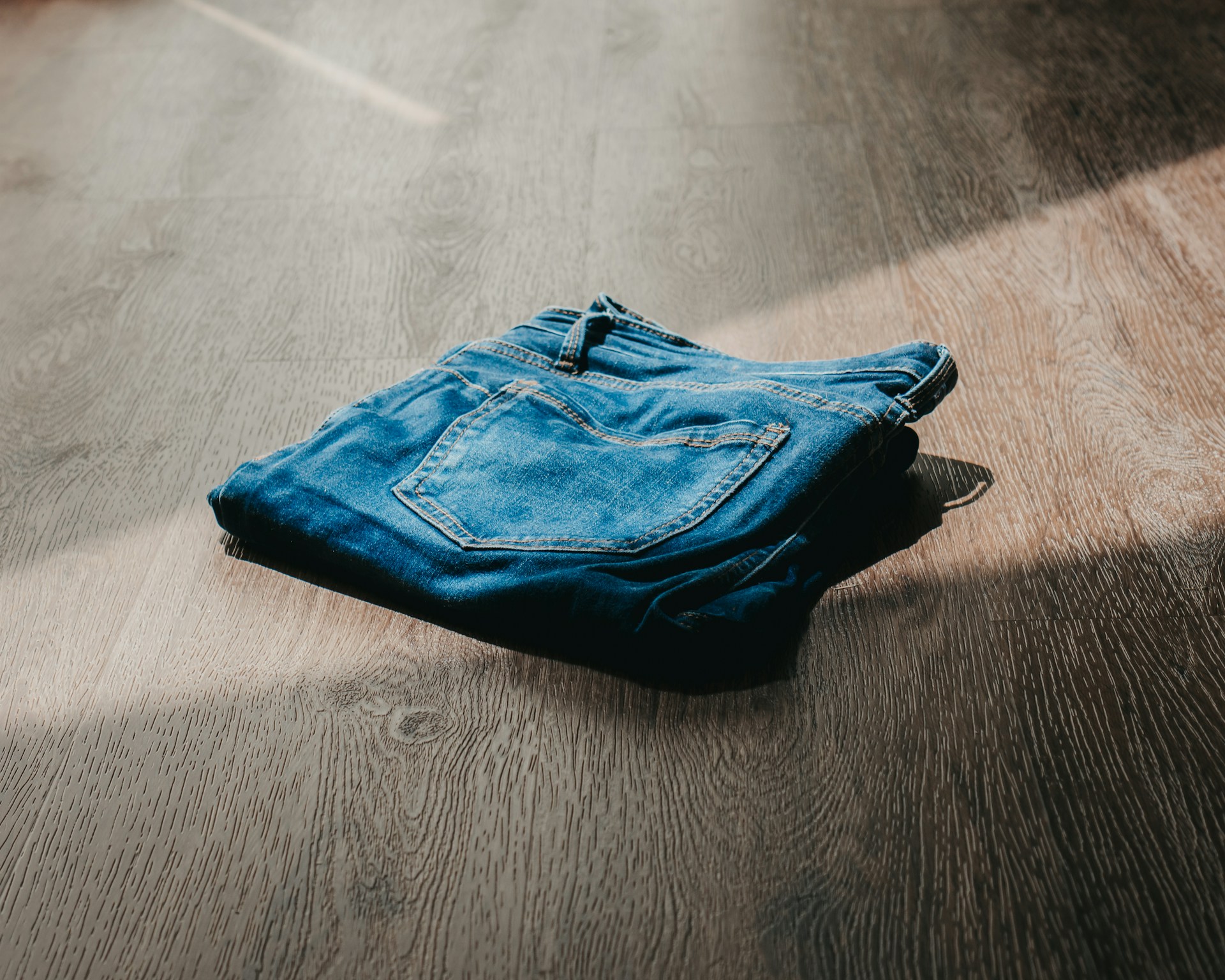 Essentiële stijlgids: de perfecte jeans en shirts voor elke man